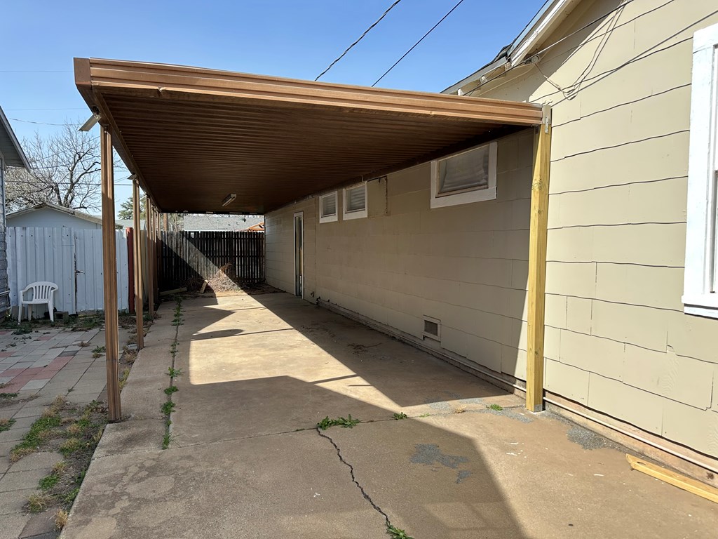213 S Garrett St Property Photo 3