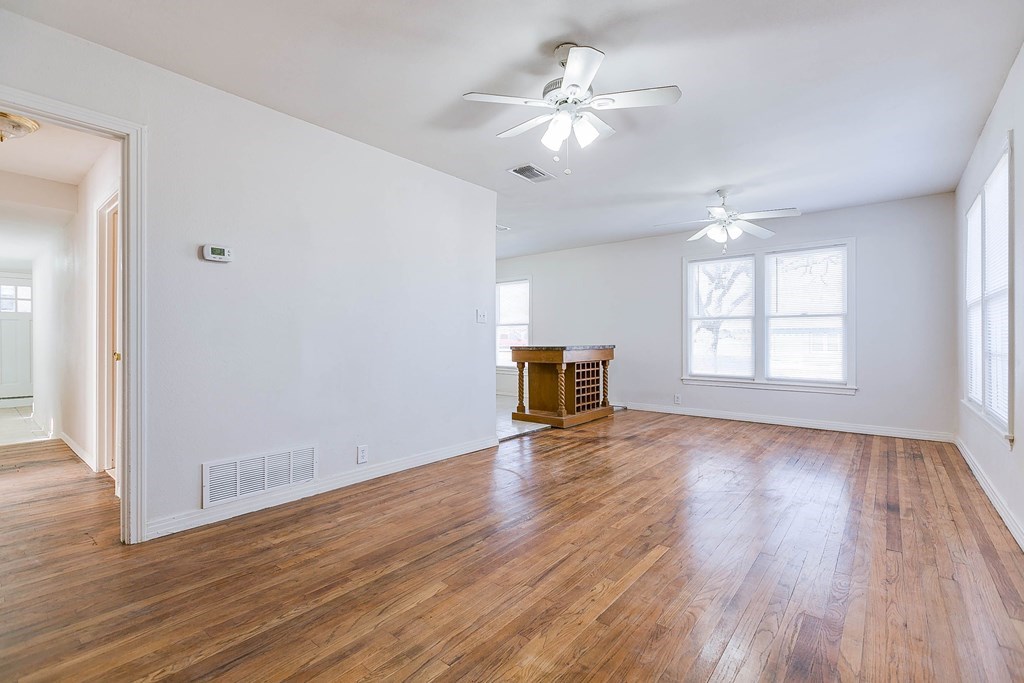 1221 Howard St Property Photo 3
