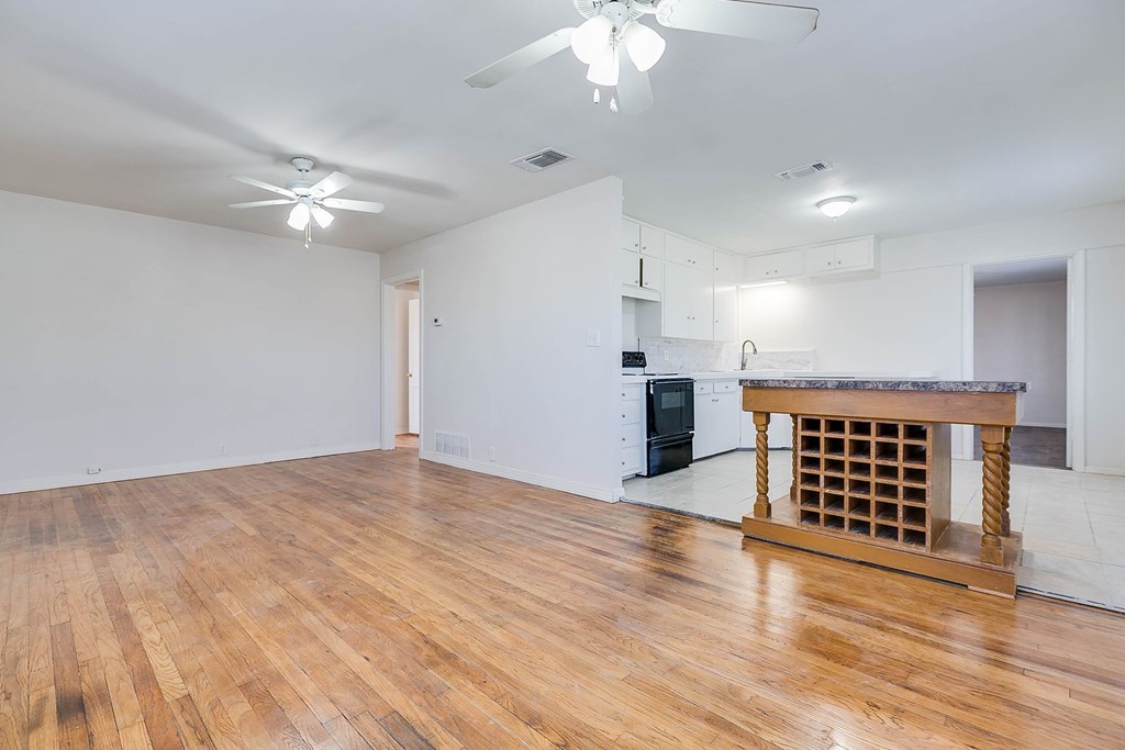 1221 Howard St Property Photo 4