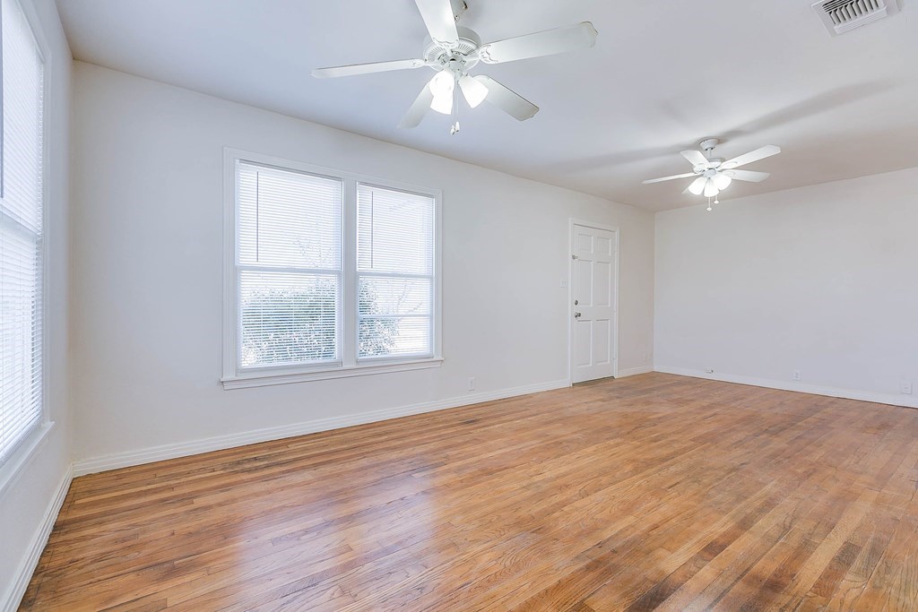 1221 Howard St Property Photo 5