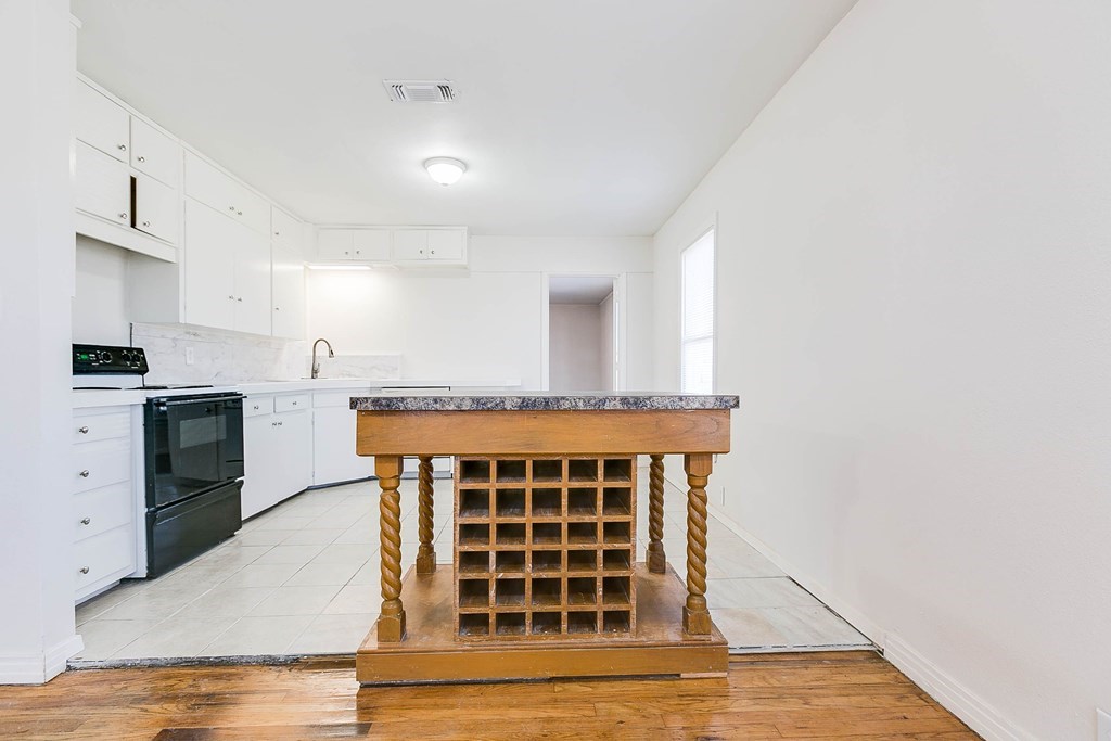 1221 Howard St Property Photo 6