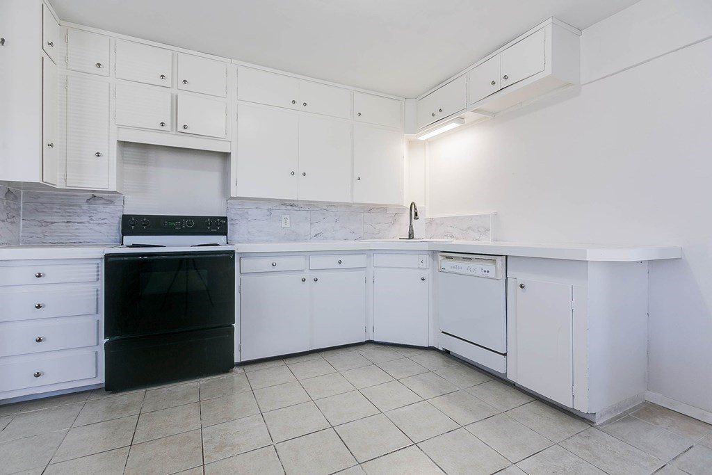 1221 Howard St Property Photo 7