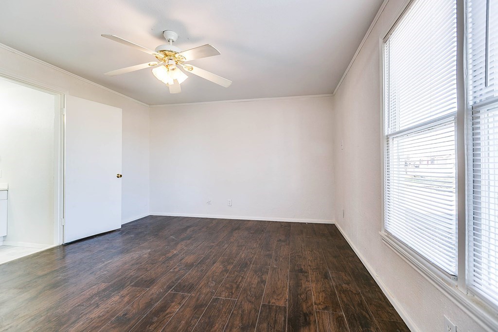 1221 Howard St Property Photo 8