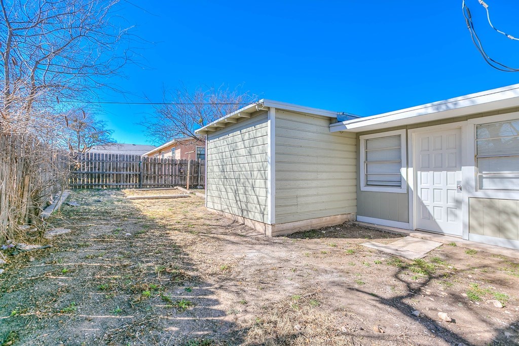 1221 Howard St Property Photo 15