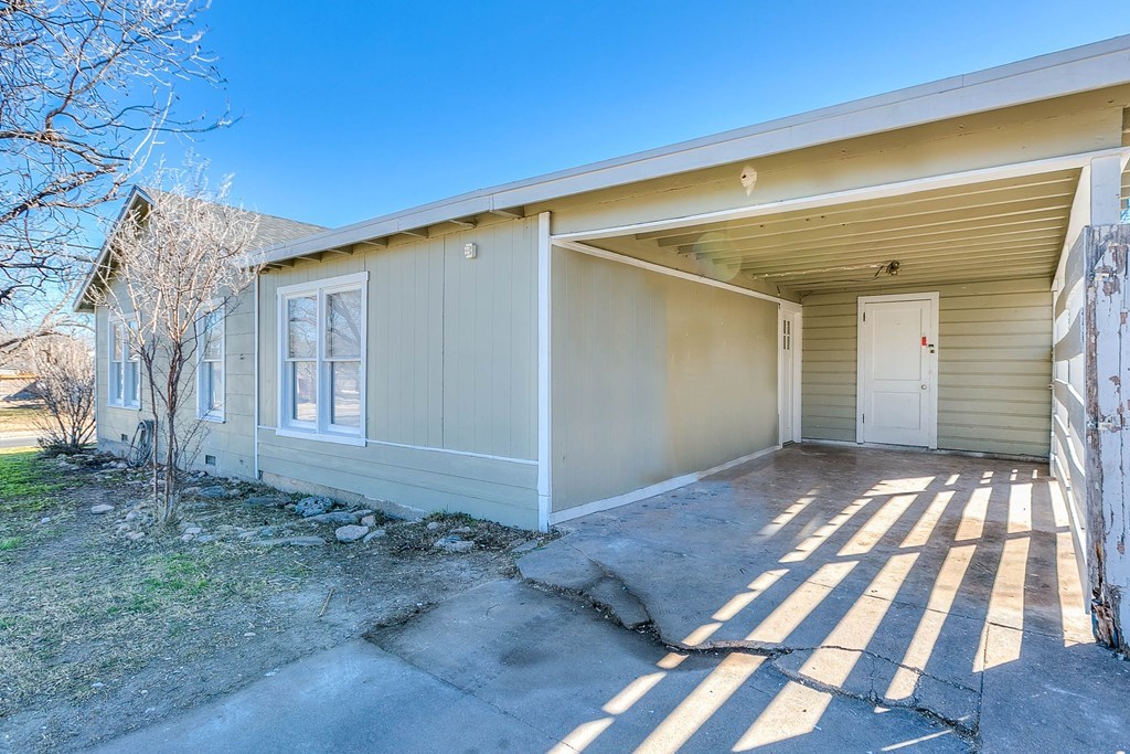 1221 Howard St Property Photo 16