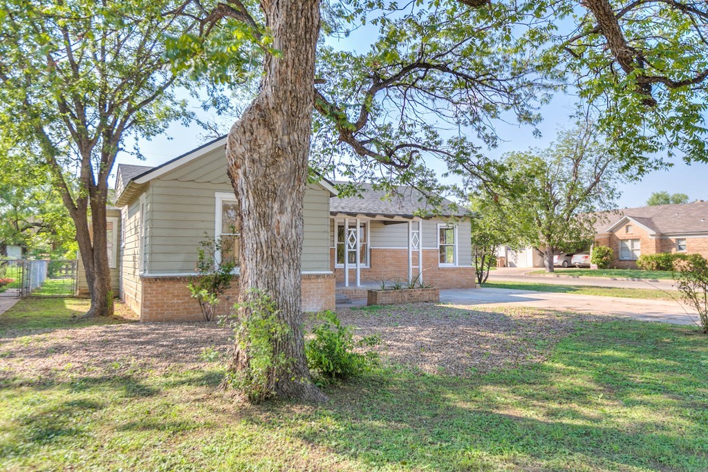 1221 Howard St Property Photo 18