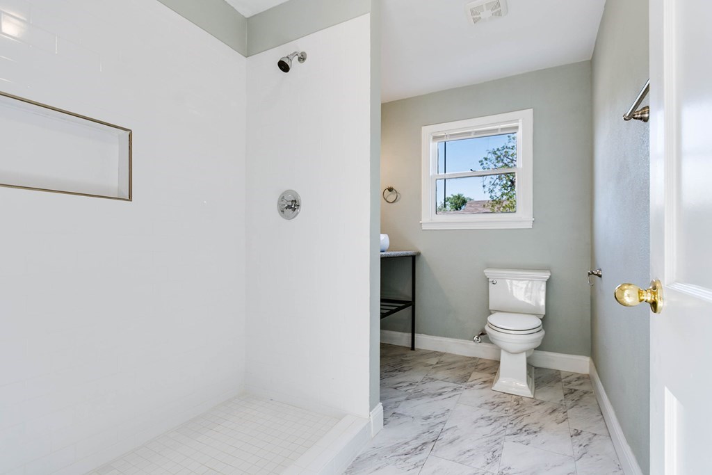 1221 Howard St Property Photo 28