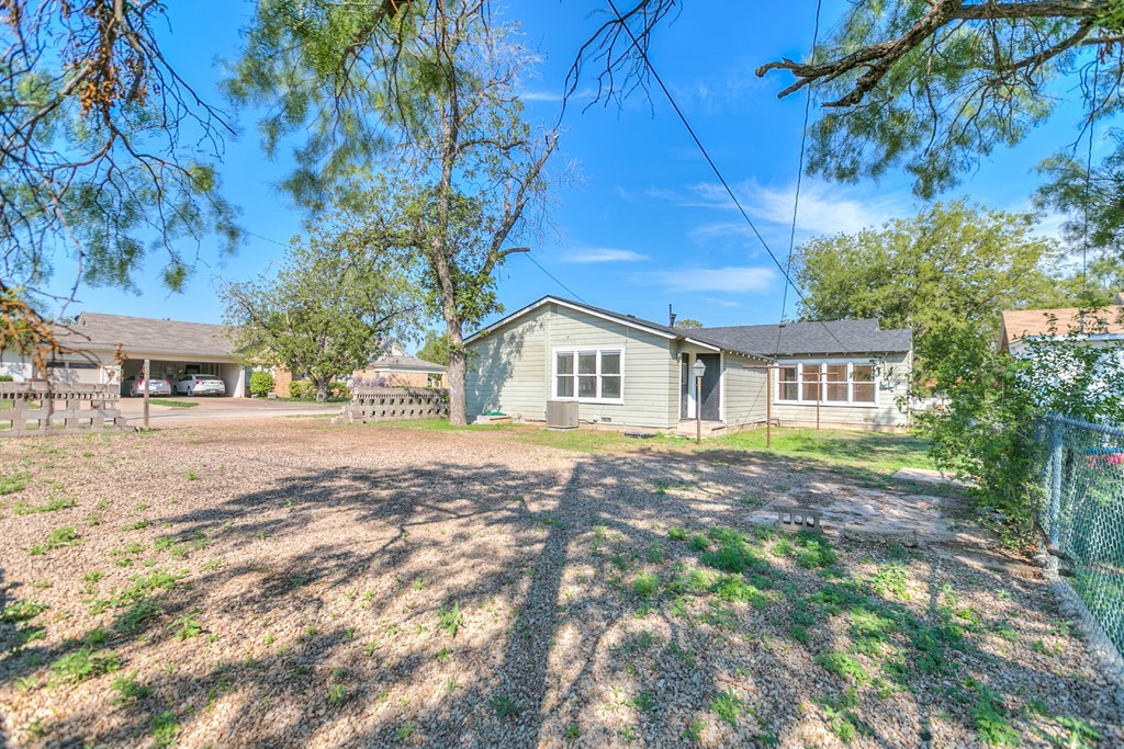 1221 Howard St Property Photo 37