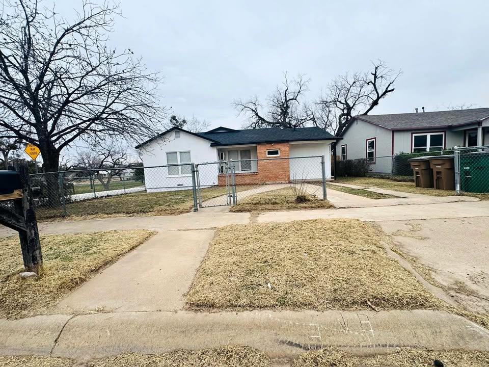 2101 Woodlawn Dr Property Photo 1