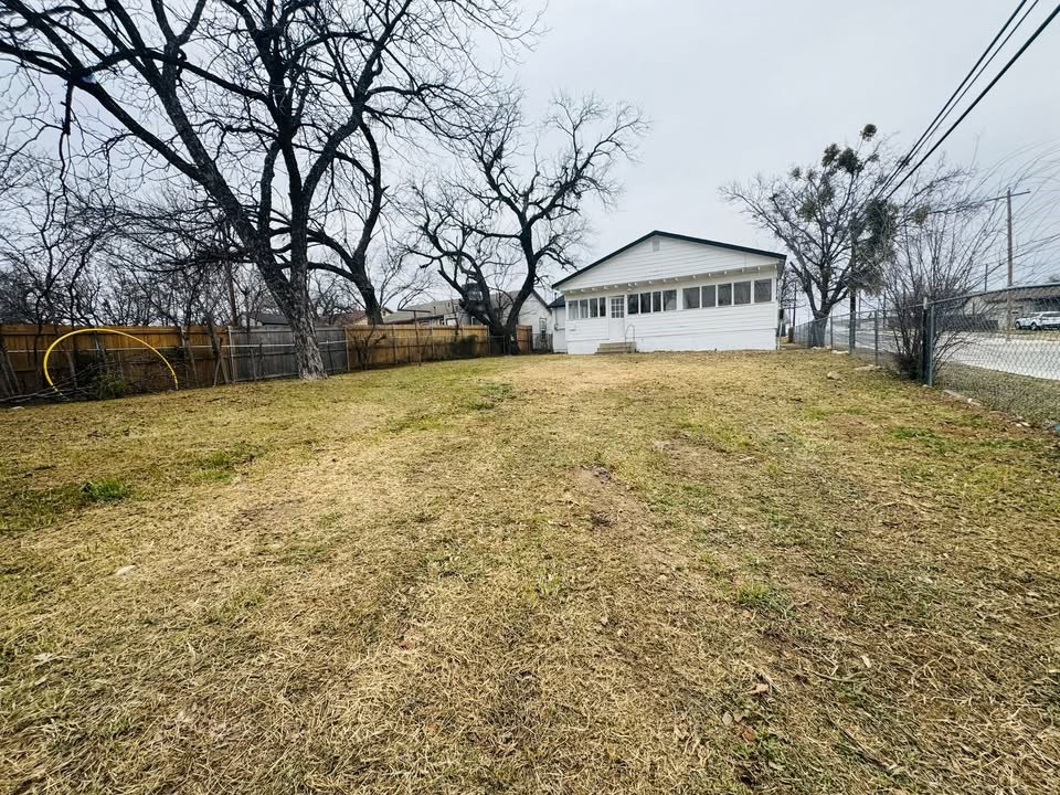2101 Woodlawn Dr Property Photo 2