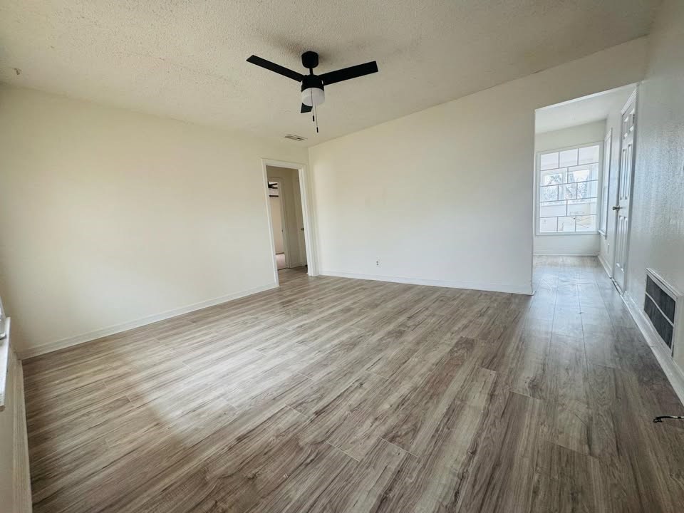 2101 Woodlawn Dr Property Photo 3