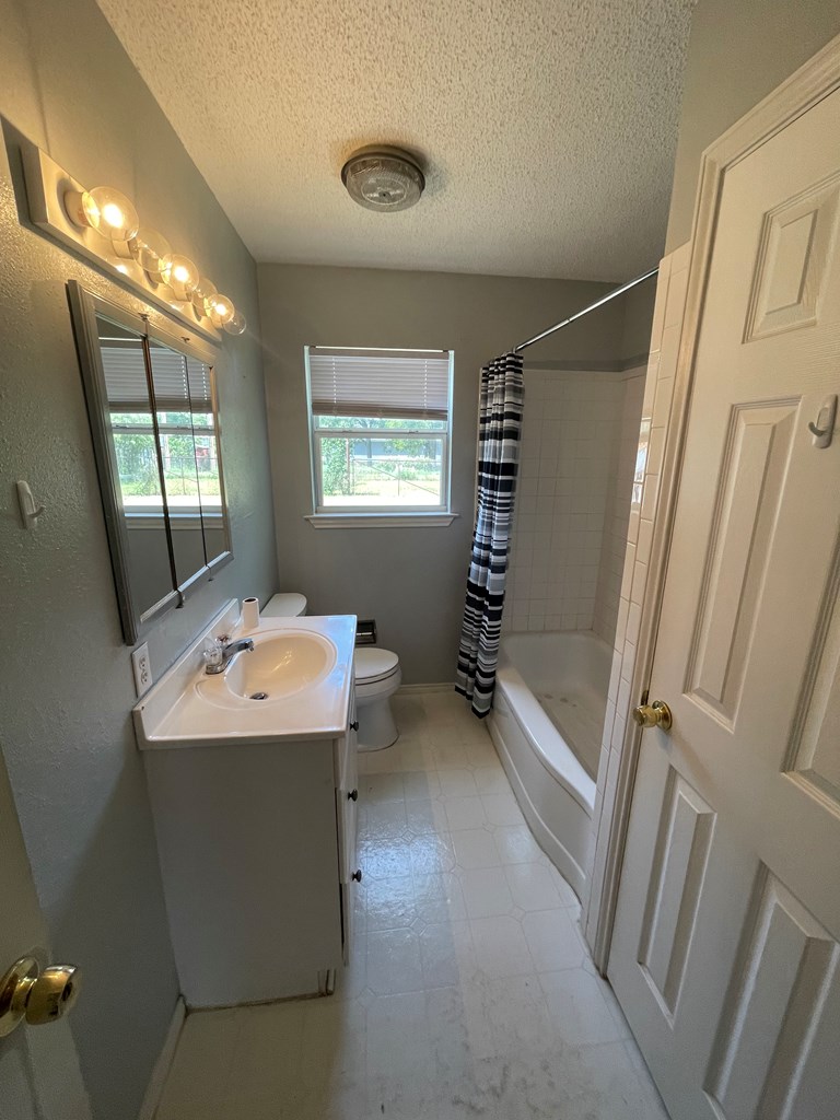 1209 S Bell St Property Photo 10