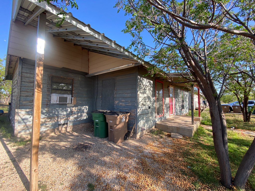 1112 Luna St Property Photo 3