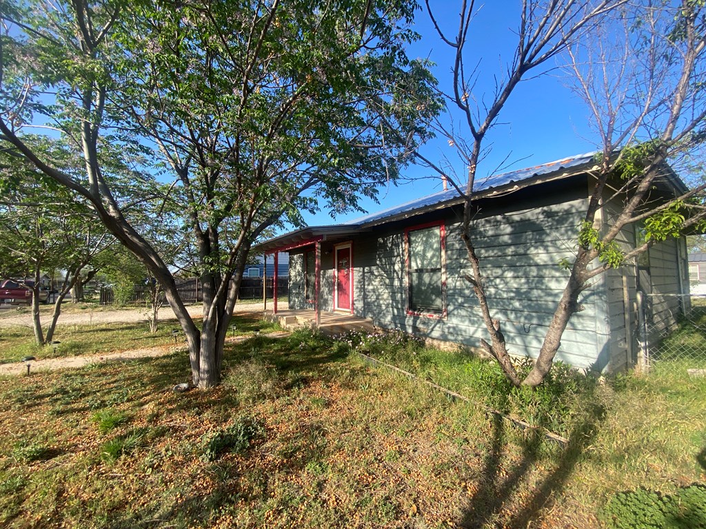 1112 Luna St Property Photo 4