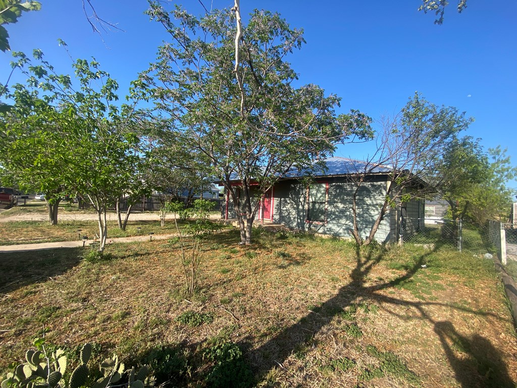 1112 Luna St Property Photo 5
