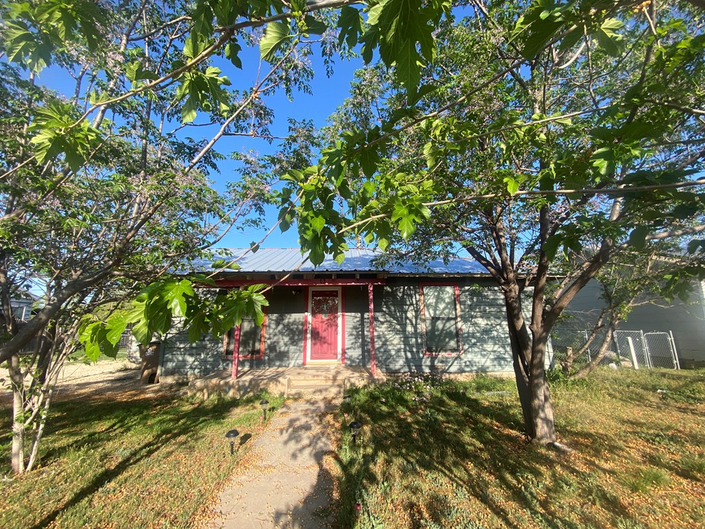 1112 Luna St Property Photo 7