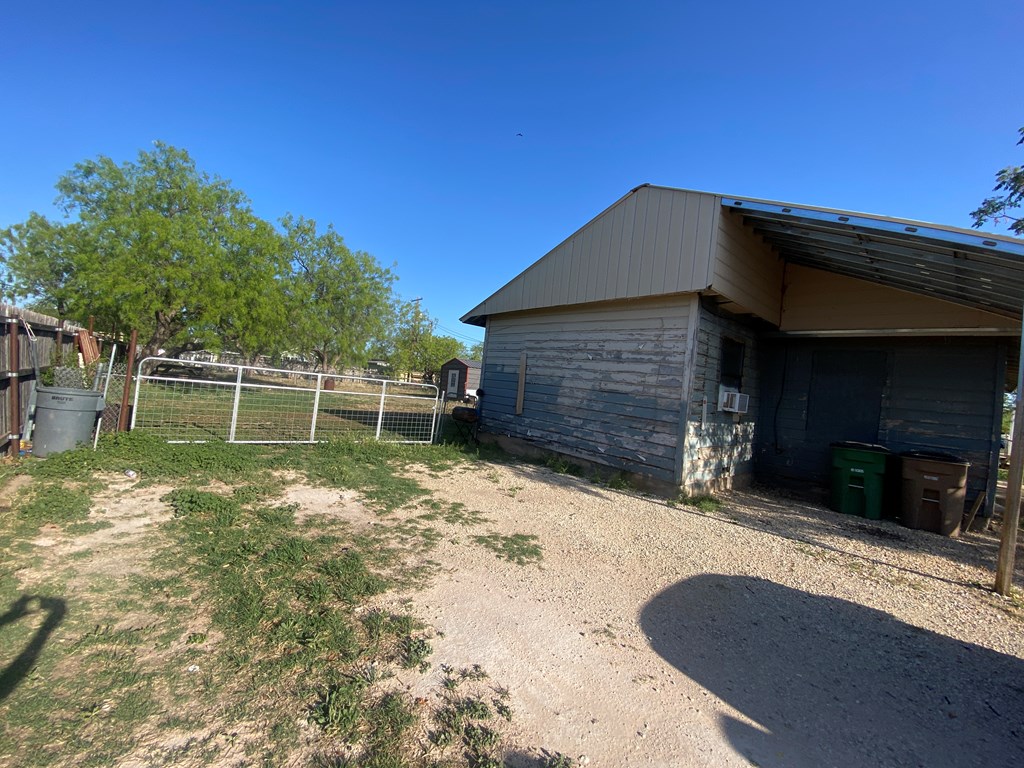 1112 Luna St Property Photo 8