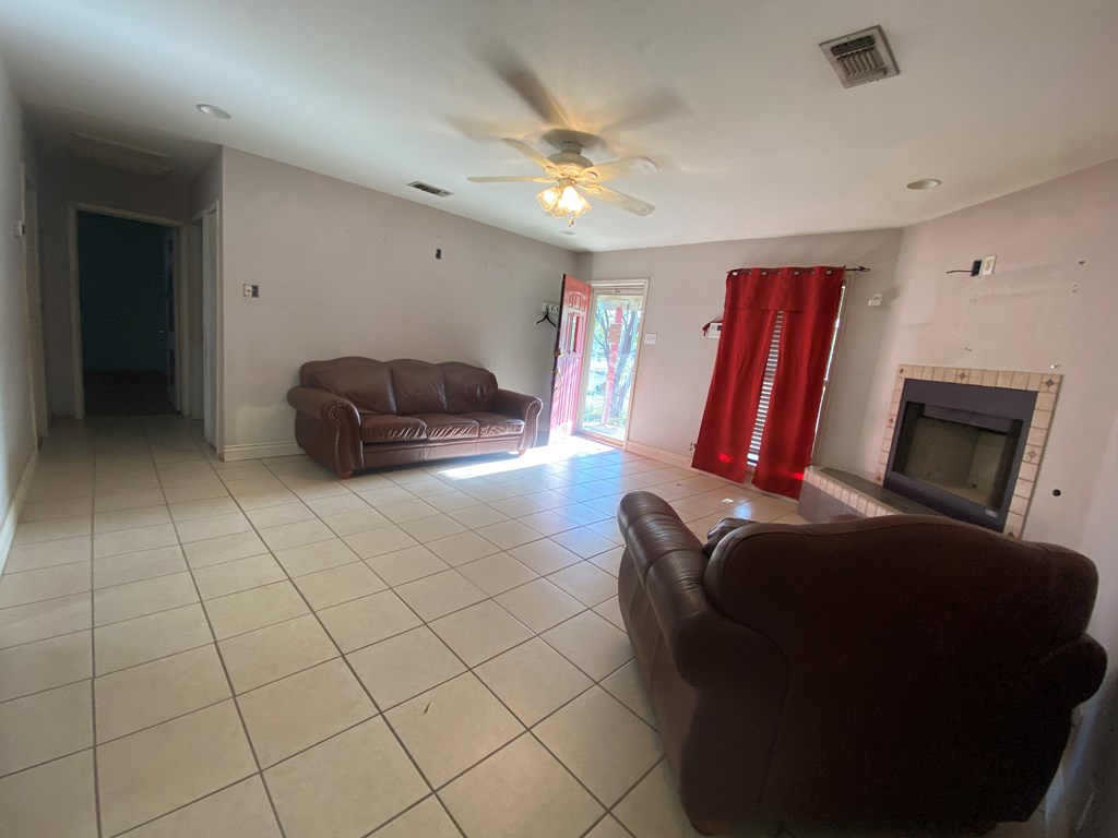 1112 Luna St Property Photo 9