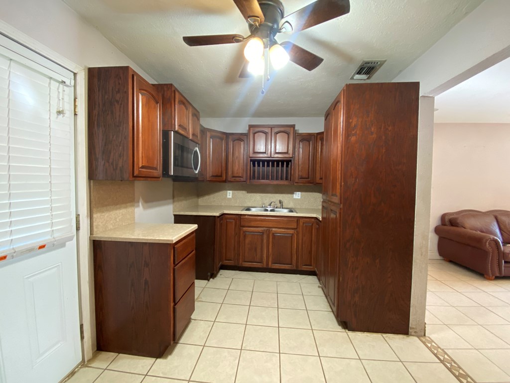 1112 Luna St Property Photo 12