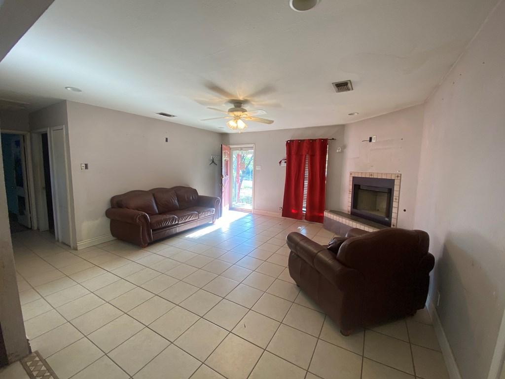 1112 Luna St Property Photo 16