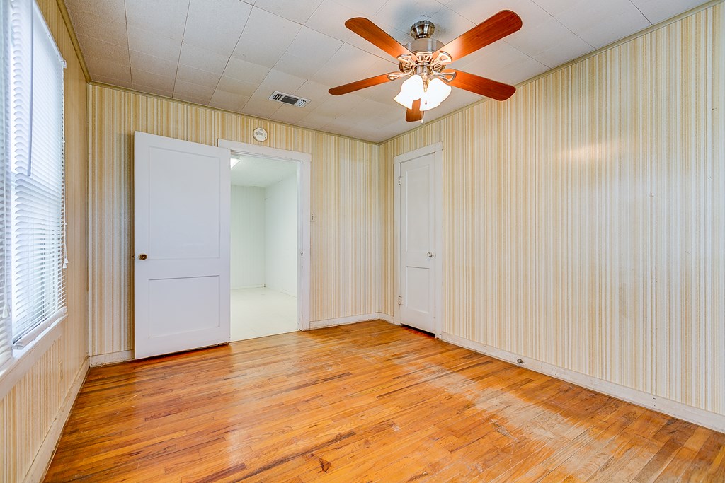 311 40th St Property Photo 15