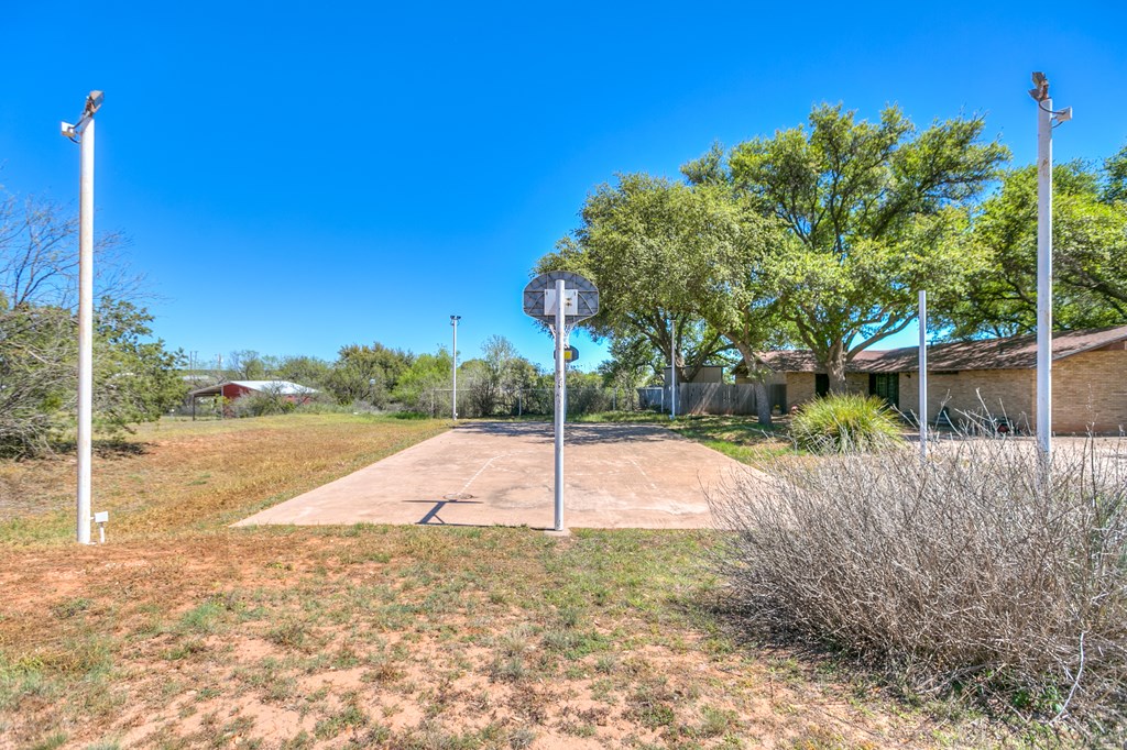 1320 Chadbourne St Property Photo 3
