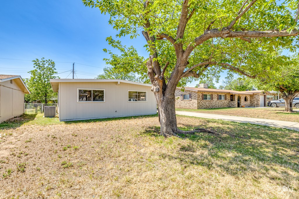 2219 Greenwood St Property Photo 3