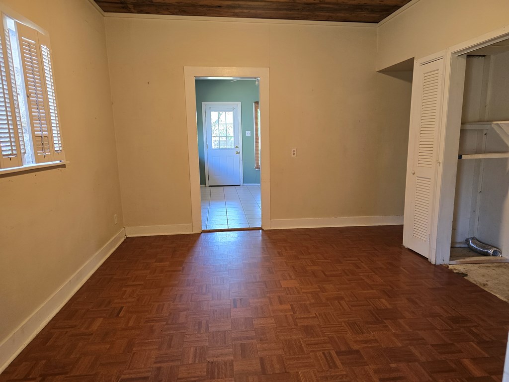 212 Adams St Property Photo 3