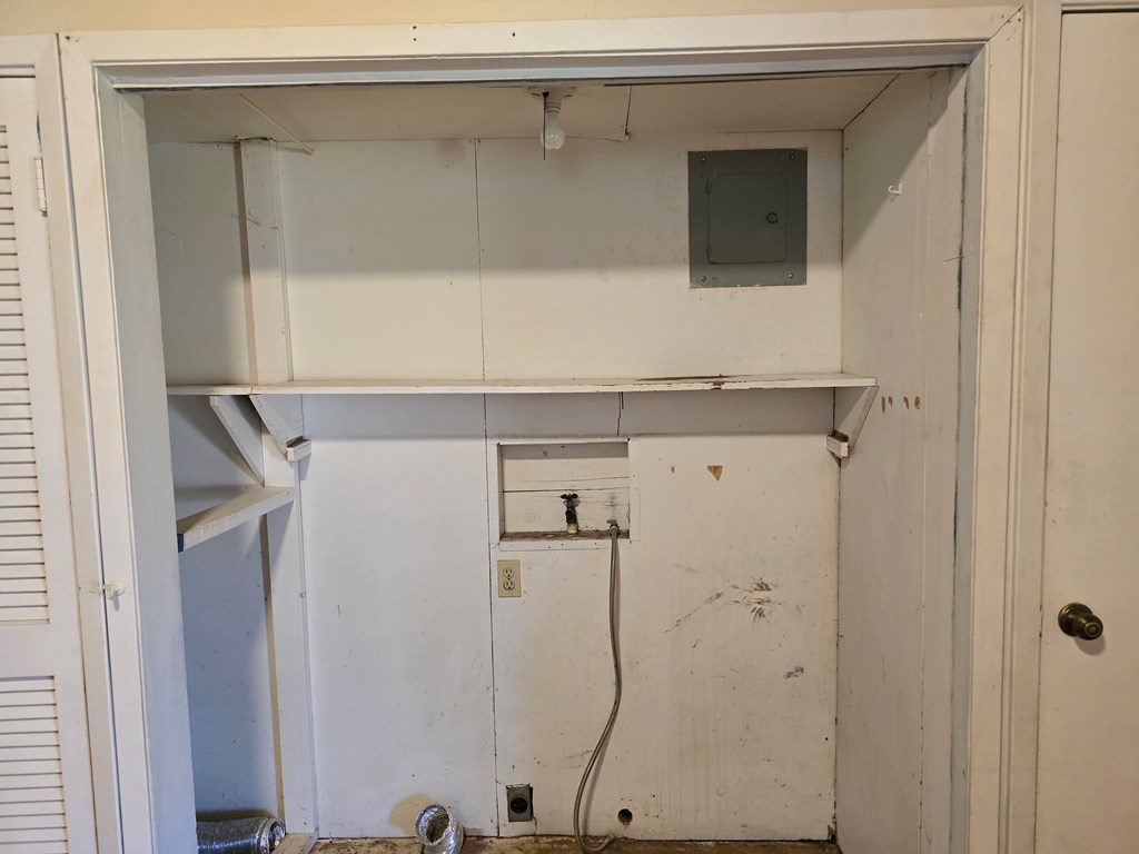 212 Adams St Property Photo 4