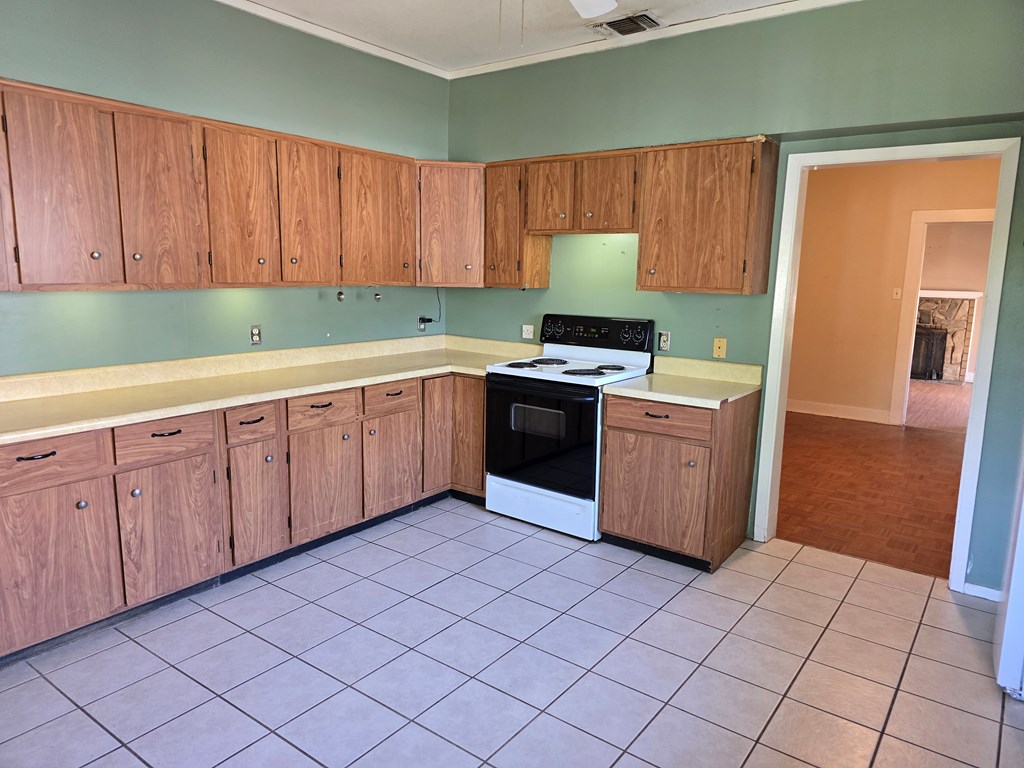 212 Adams St Property Photo 6