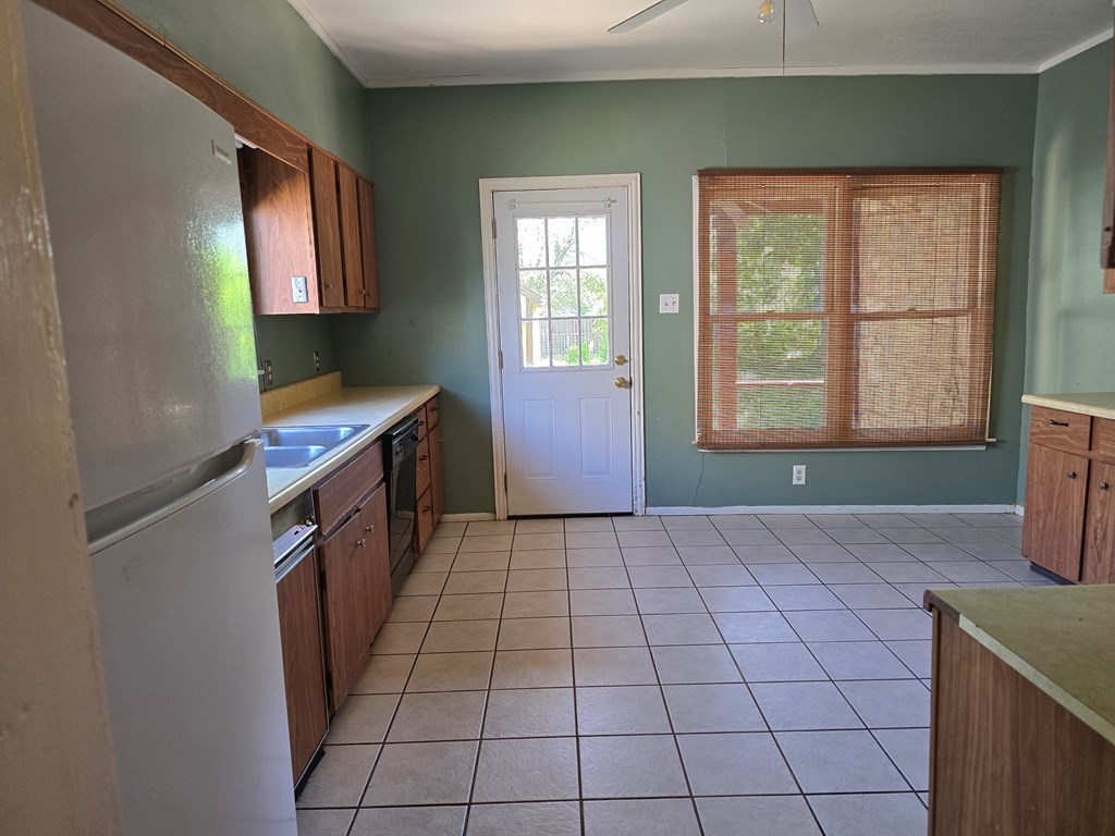 212 Adams St Property Photo 7