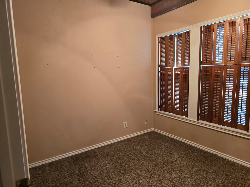 212 Adams St Property Photo 9