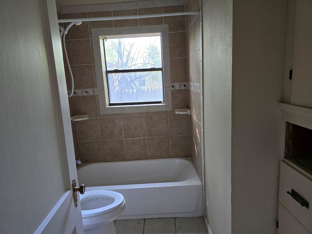 212 Adams St Property Photo 10