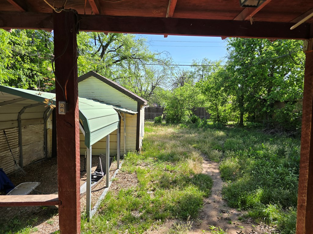 212 Adams St Property Photo 12