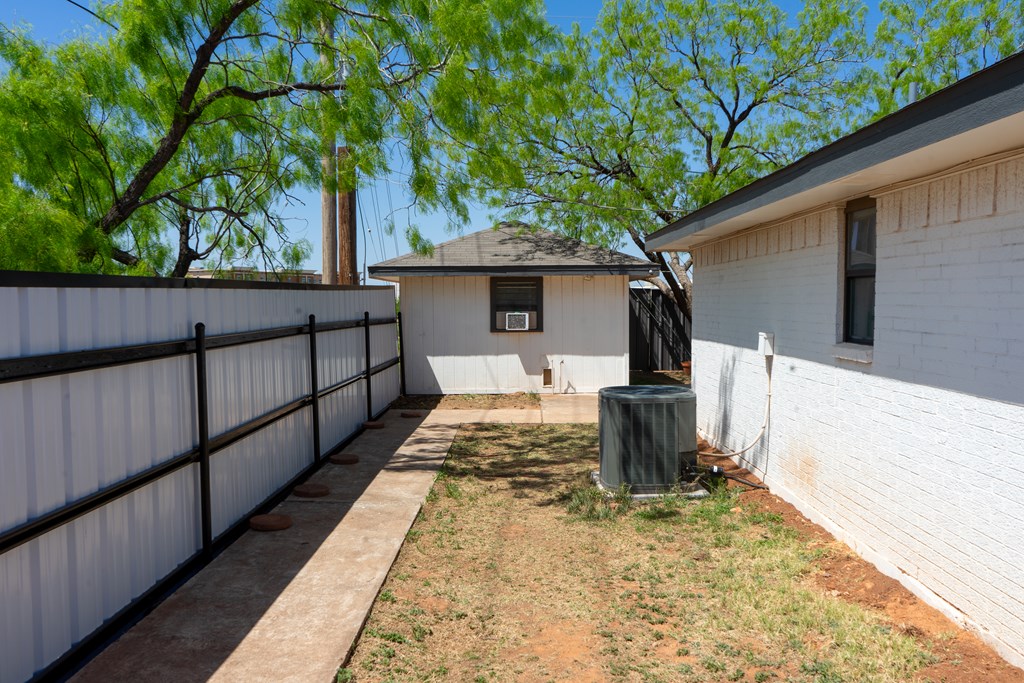 201 Amistad Rd Property Photo 3