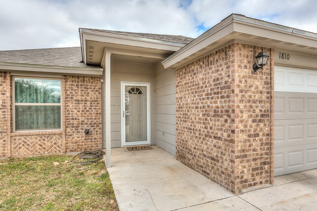 1810 Childress St Property Photo 6