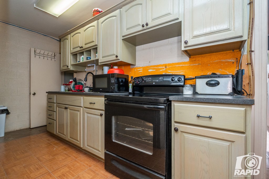 1325 S Chadbourne St Property Photo 9