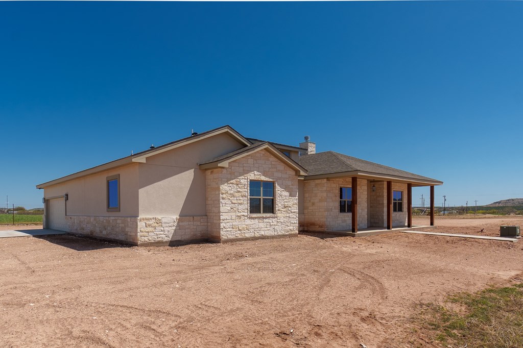 309 Spur Dr Property Photo 3