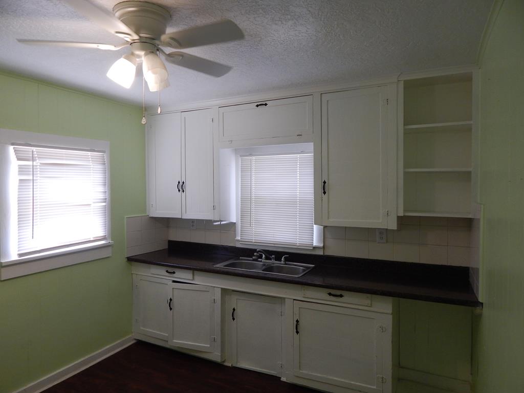 219 N Baze St Property Photo 1