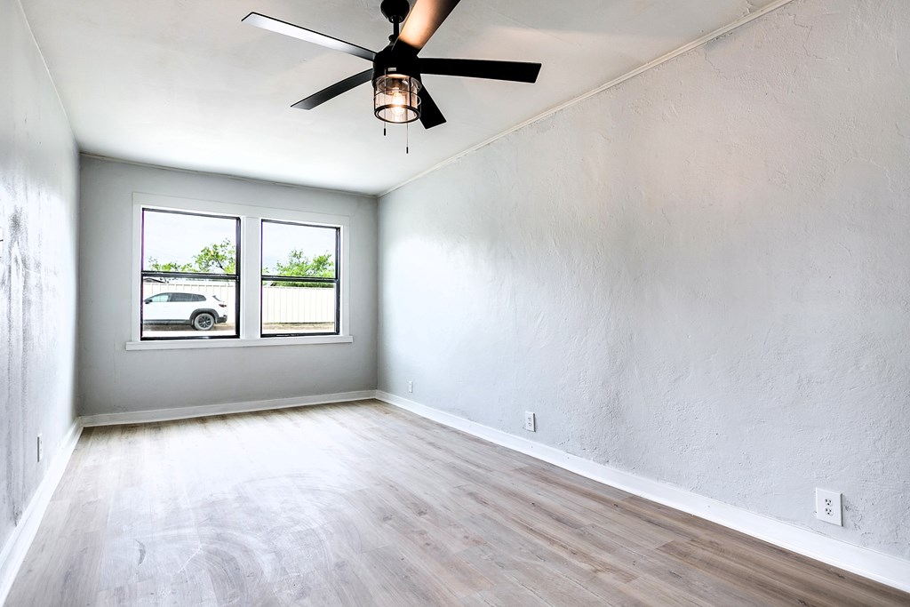 1016 N Campus Blvd Property Photo 10