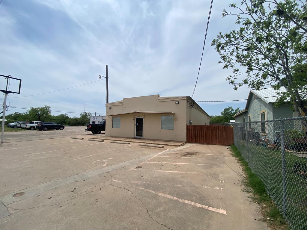 3205 N Chadbourne St Property Photo 1
