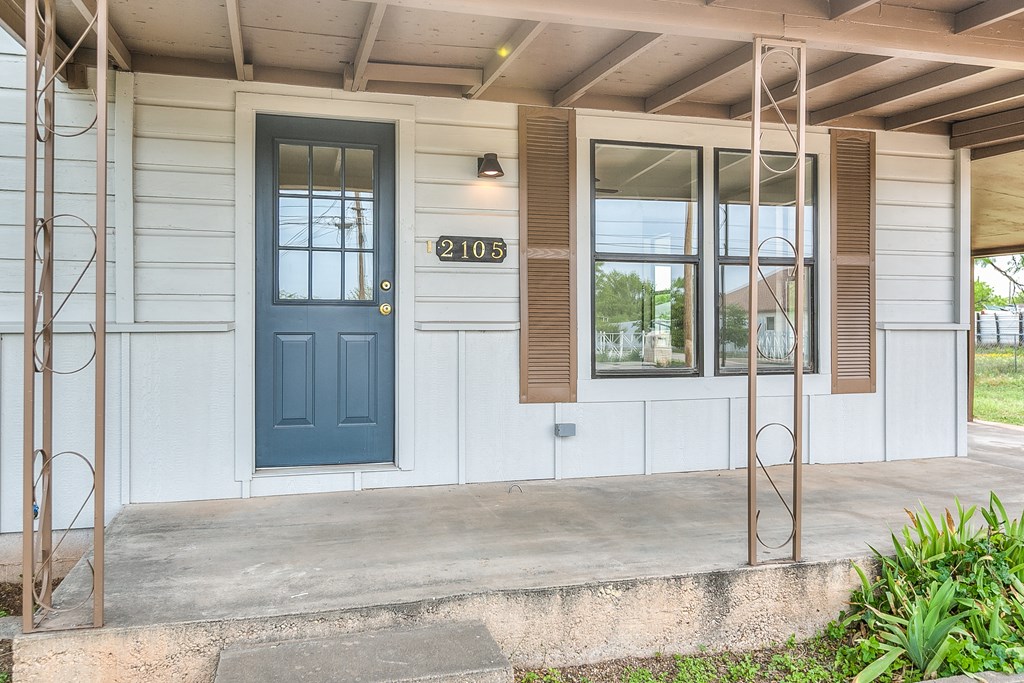 2105 Shelton St Property Photo 4
