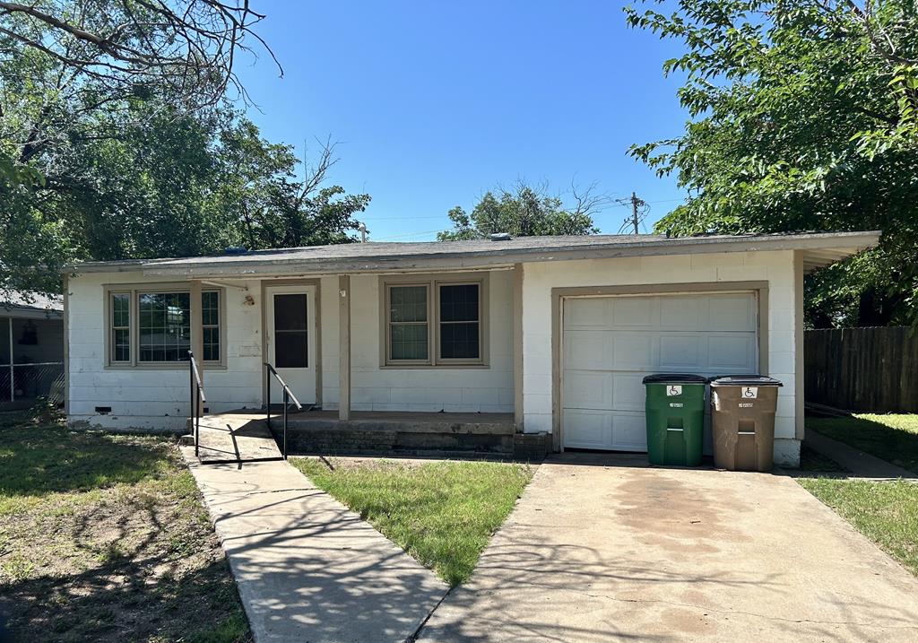 301 River Oaks St Property Photo 1