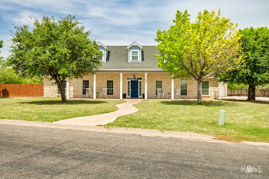 1258 Gleneagles Dr Property Photo 3