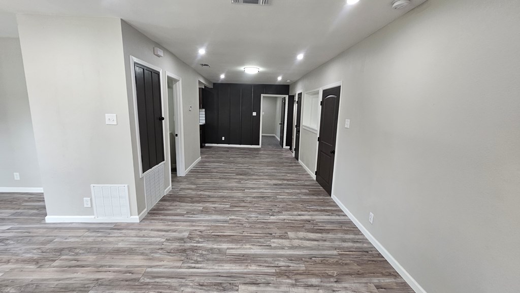 2514 S Hill St Property Photo 3