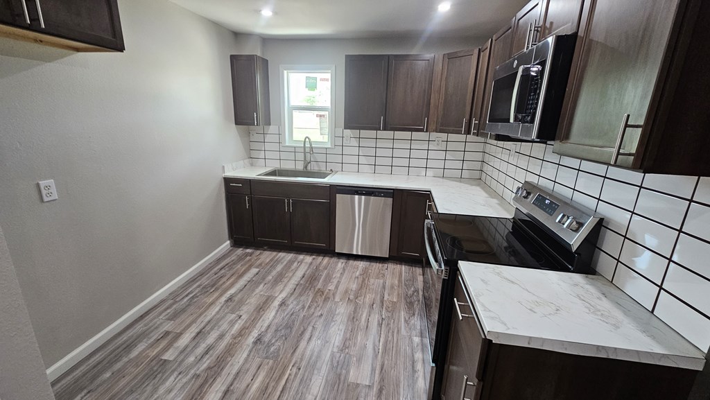 2514 S Hill St Property Photo 4