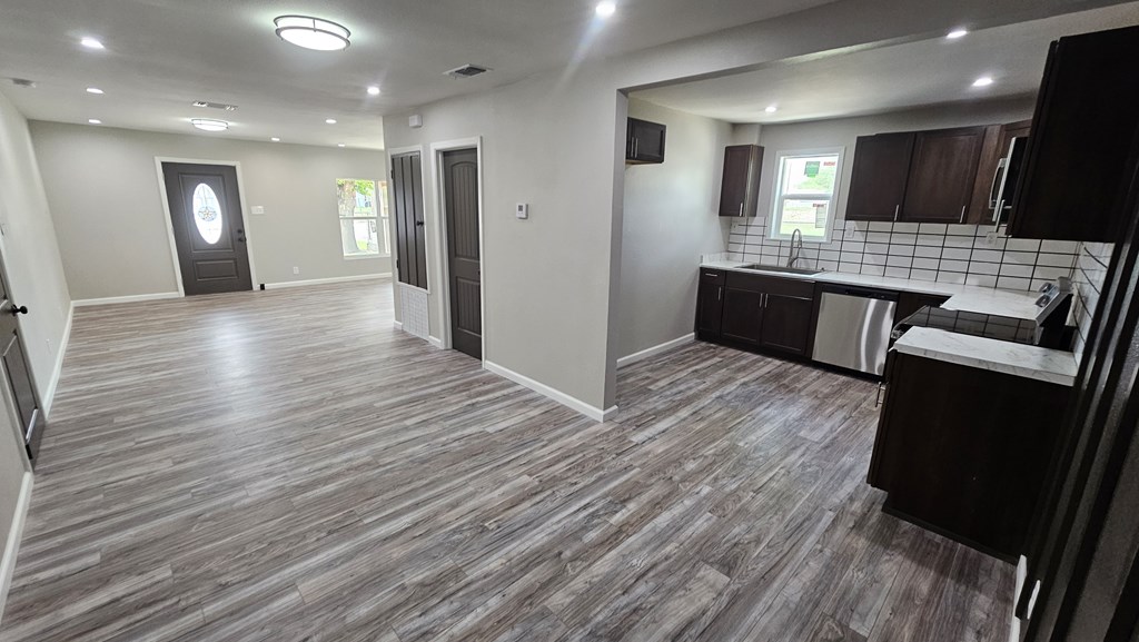 2514 S Hill St Property Photo 5