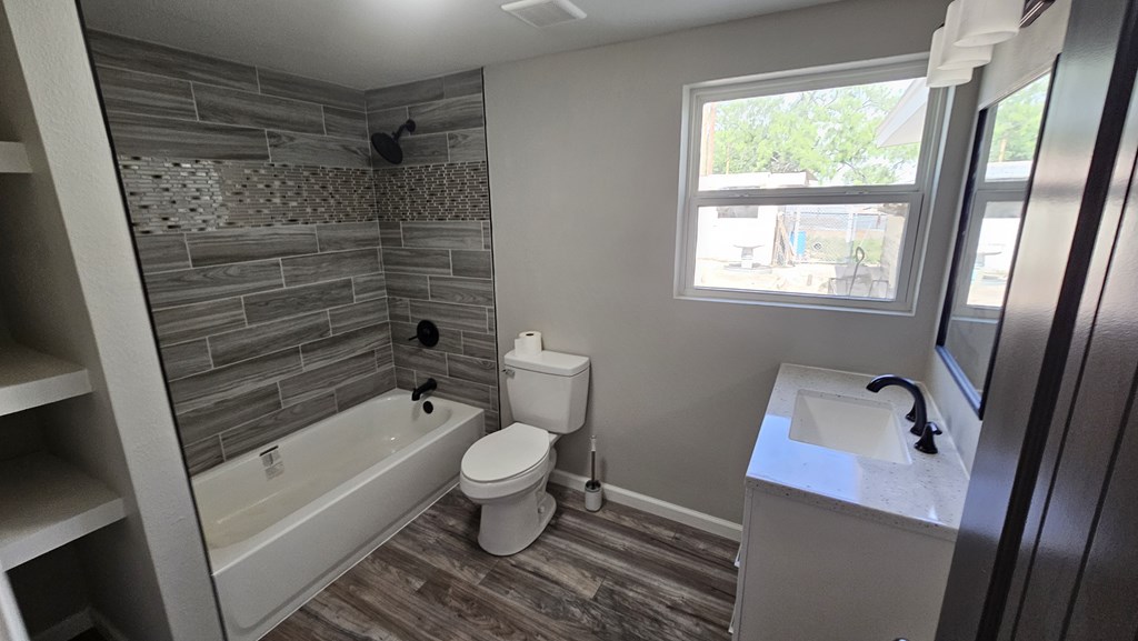 2514 S Hill St Property Photo 8