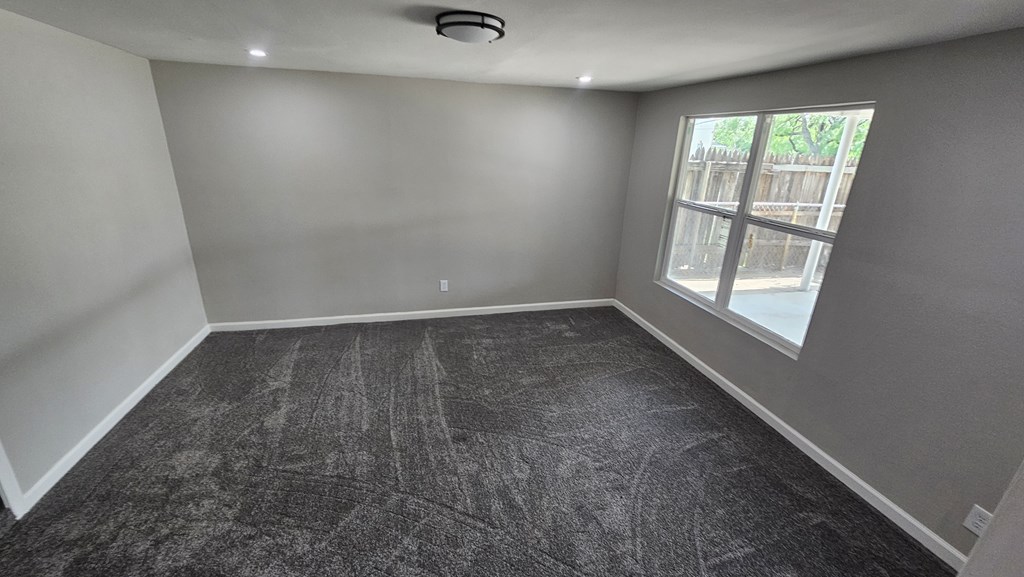 2514 S Hill St Property Photo 9