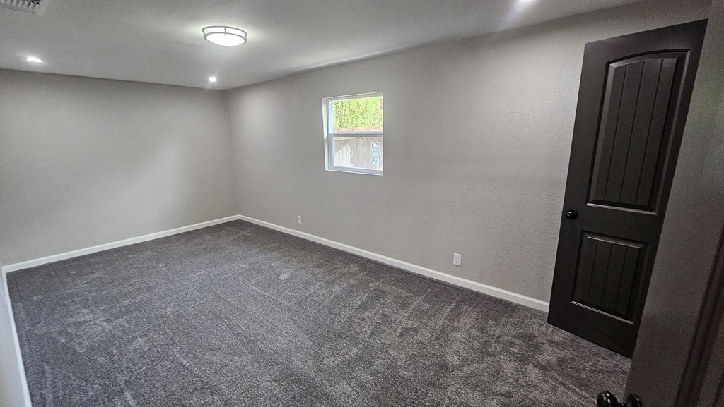 2514 S Hill St Property Photo 12